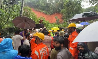 ಒಬ್ಬ ಮಹಿಳೆ ಹಾಗೂ ಇಬ್ಬರು ಮಣ್ಣಿನಡಿಯಲ್ಲಿ ಸಿಲುಕಿಕೊಂಡಿದ್ದು‌, ರಕ್ಷಣಾ‌ ಕಾರ್ಯ ಭರದಿಂದ ನಡೆಯುತ್ತಿದೆ.