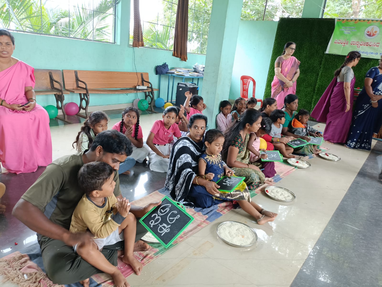 ಶಾಲೆಯಲ್ಲಿ ಸಣ್ಣ ಮಕ್ಕಳಿಗೆ ನಡೆದ ಅಕ್ಷರಾಭ್ಯಾಸ ಮಾಡಿಸಲಾಯಿತು