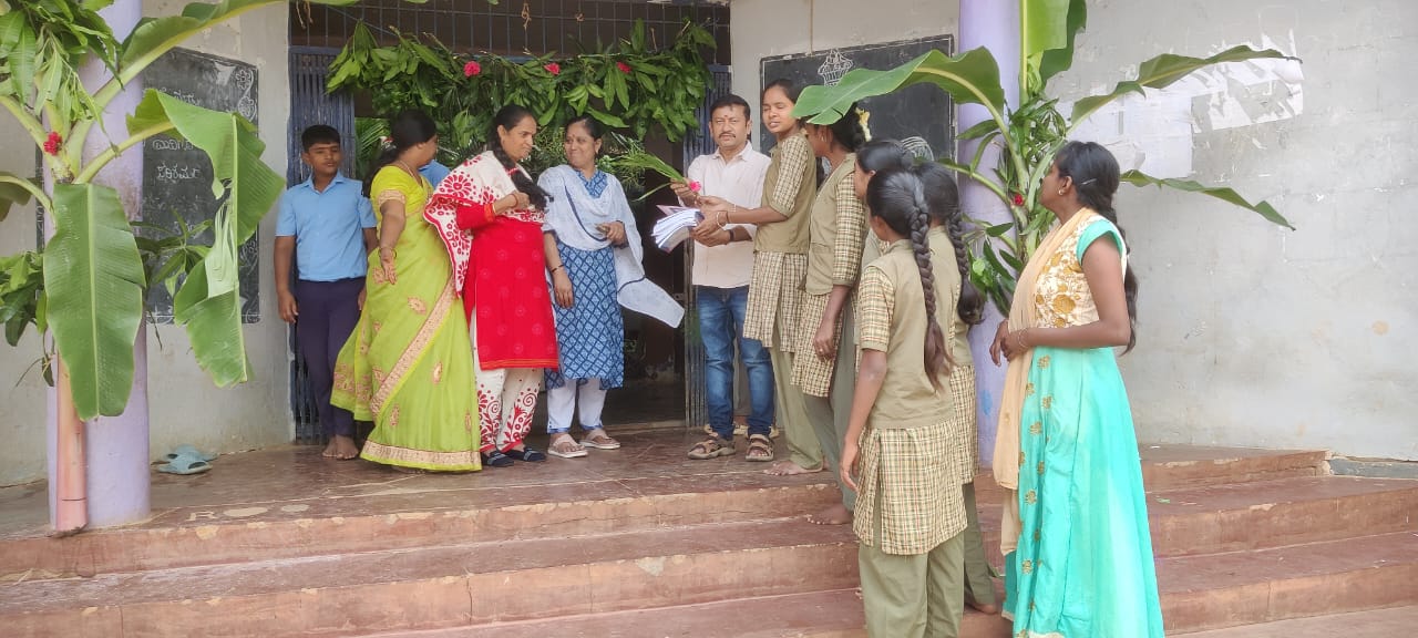 ನಾಗಸಂದ್ರ ಸರ್ಕಾರಿ ಶಾಲೆಯಲ್ಲಿ ತಳಿರು ತೋರಣಗಳಿಂದ ಅಲಂಕರಿಸಿ ವಿದ್ಯಾರ್ಥಿಗಳನ್ನು ಬರಮಾಡಿಕೊಳ್ಳಲಾಯಿತು