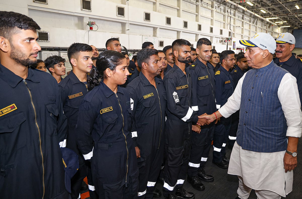 ಮಾತುಕತೆ ಬೇಕೆಂದರೆ ಭಯೋತ್ಪಾದಕರನ್ನು ಹಸ್ತಾಂತರಿಸಿ: ಪಾಕ್‌ಗೆ ರಕ್ಷಣಾ ಸಚಿವ