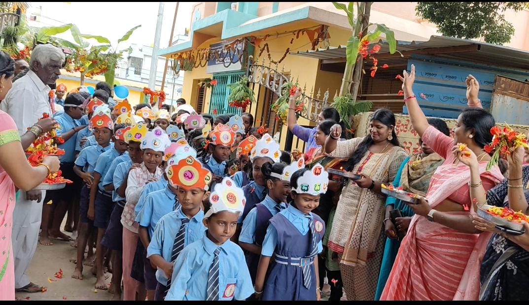 ಶಾಲಾ ಪ್ರಾರಂಭೋತ್ಸವದ ಪ್ರಯುಕ್ತ ವಿದ್ಯಾರ್ಥಿಗಳನ್ನು ಸ್ವಾಗತಿಸಿದ ಶಿಕ್ಷಕರು ಮತ್ತು ಎಸ್‌ಡಿಎಂಸಿ ಸದಸ್ಯರು
