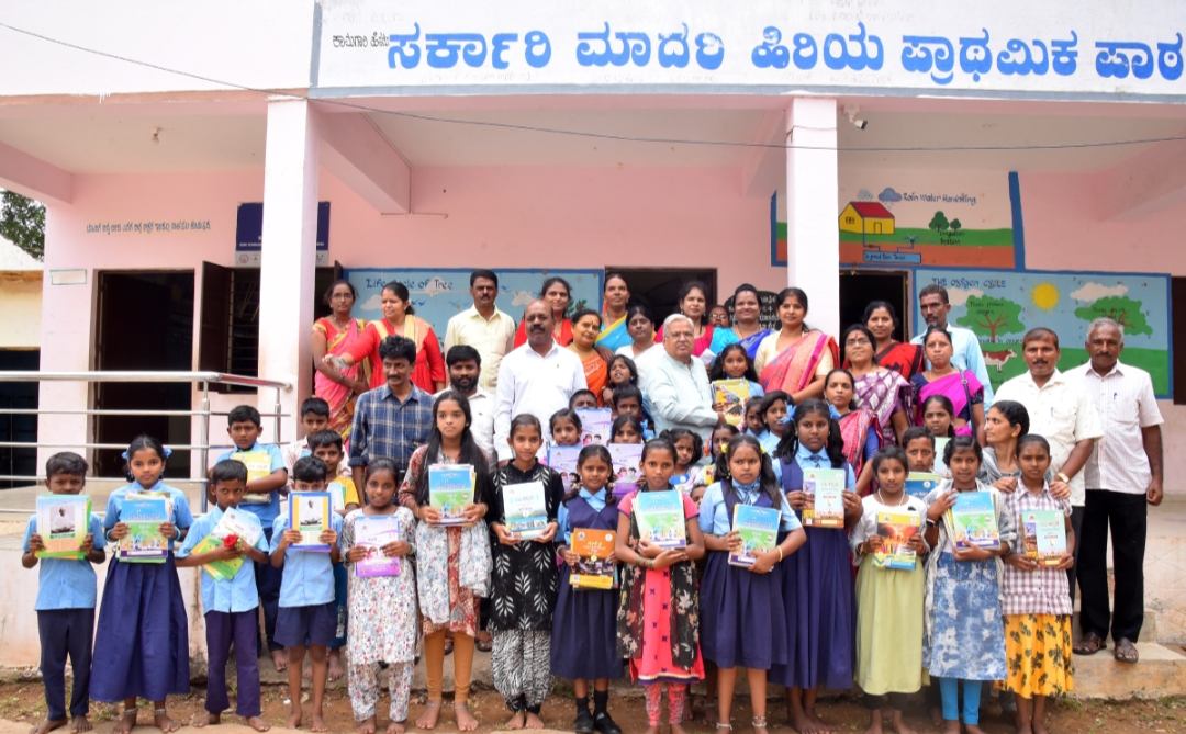 ಶಿರಾದ ಸಂತೇಪೇಟೆಯ ಸರ್ಕಾರಿ ಶಾಲೆಯಲ್ಲಿ ಶುಕ್ರವಾರ ಸಂಸದ ಗೋವಿಂದ ಕಾರಜೋಳ ಅವರು ವಿದ್ಯಾರ್ಥಿಗಳಿಗೆ ಪಠ್ಯಪುಸ್ತಕಗಳನ್ನು ವಿತರಿಸಿದರು