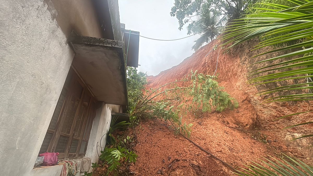Mangaluru Rains | ಗುಡ್ಡ ಕುಸಿದು ಮಗು ಸಾವು, ಮಣ್ಣಿನಡಿ ಸಿಲುಕಿರುವ ಕುಟುಂಬ