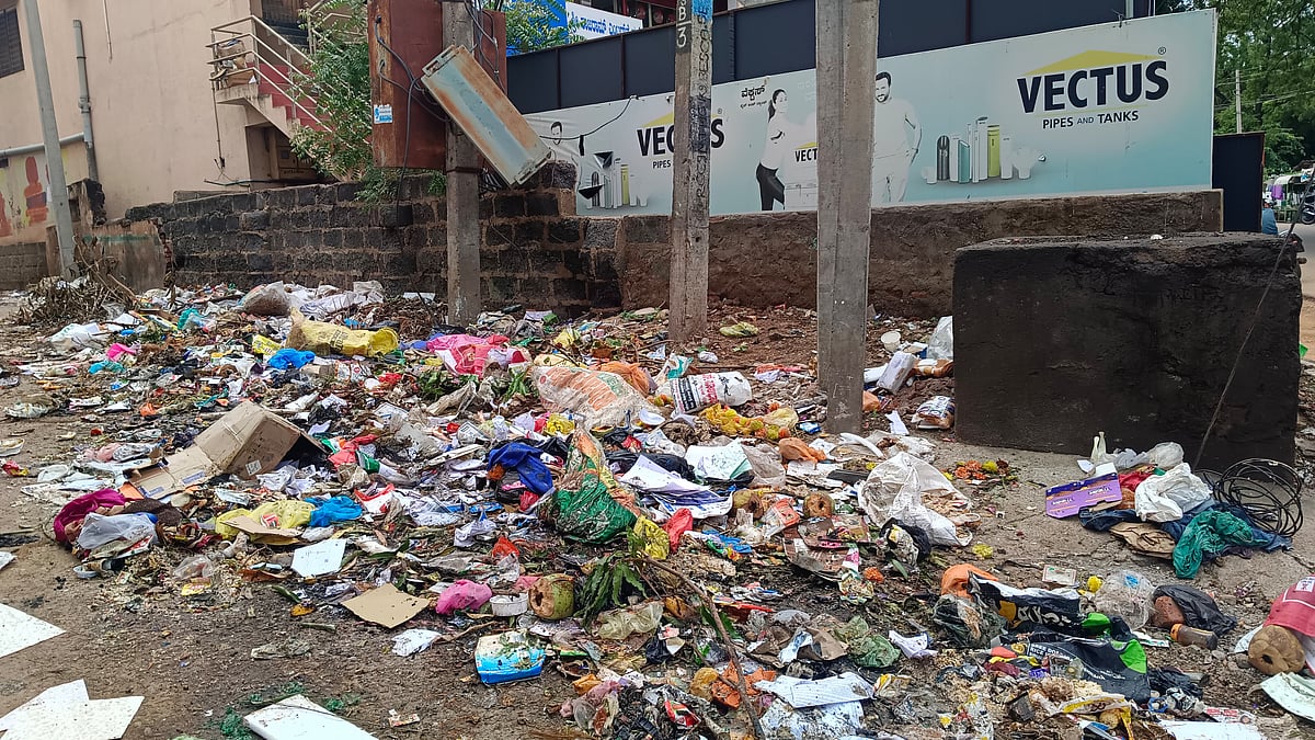 ಪೌರ ಸಿಬ್ಬಂದಿ ಮುಷ್ಕರ 4ನೇ ದಿನಕ್ಕೆ; ಕಸ ಎತ್ತುವವರಿಲ್ಲ, ಎಲ್ಲೆಡೆ ದುರ್ನಾತ