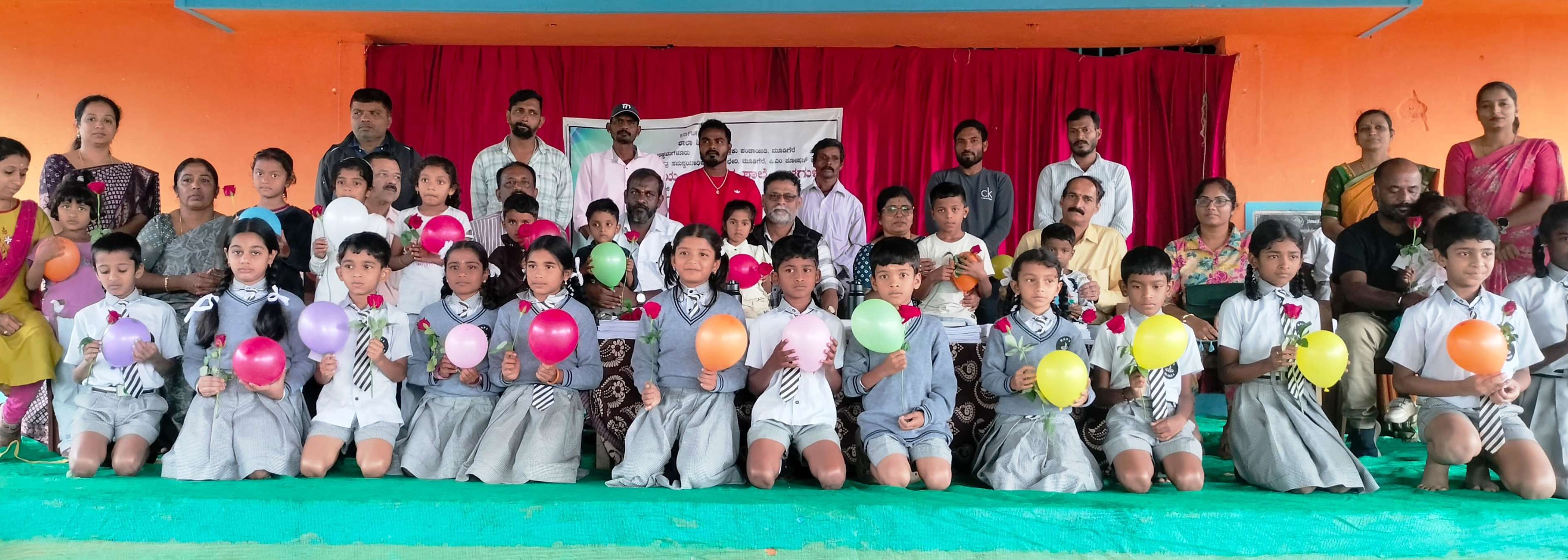 ಮೂಡಿಗೆರೆ ತಾಲ್ಲೂಕಿನ ಬಿಳಗುಳ ಸರ್ಕಾರಿ ಶಾಲೆಯಲ್ಲಿ ಶುಕ್ರವಾರ ನಡೆದ ವಿದ್ಯಾರ್ಥಿಗಳಿಗೆ ಸ್ವಾಗತ ಕಾರ್ಯಕ್ರಮದಲ್ಲಿ ಮಕ್ಕಳು ಬಲೂನ್‌ ಹಿಡಿದು ಸಂಭ್ರಮಿಸಿದರು