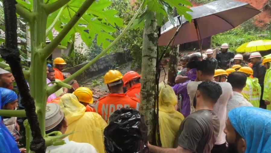 ಮೊಂಟೆಪದವು: ಎನ್‌ಡಿಆರ್‌ಎಫ್, ಎಸ್‌ಡಿಆರ್‌ಪಿ, ಅಗ್ನಿಶಾಮಕ ದಳ, ಪೊಲೀಸರು ಹಾಗೂ ಸ್ಥಳೀಯರ ನೇತೃತ್ವದಲ್ಲಿ ರಕ್ಷಣಾ ಕಾರ್ಯ