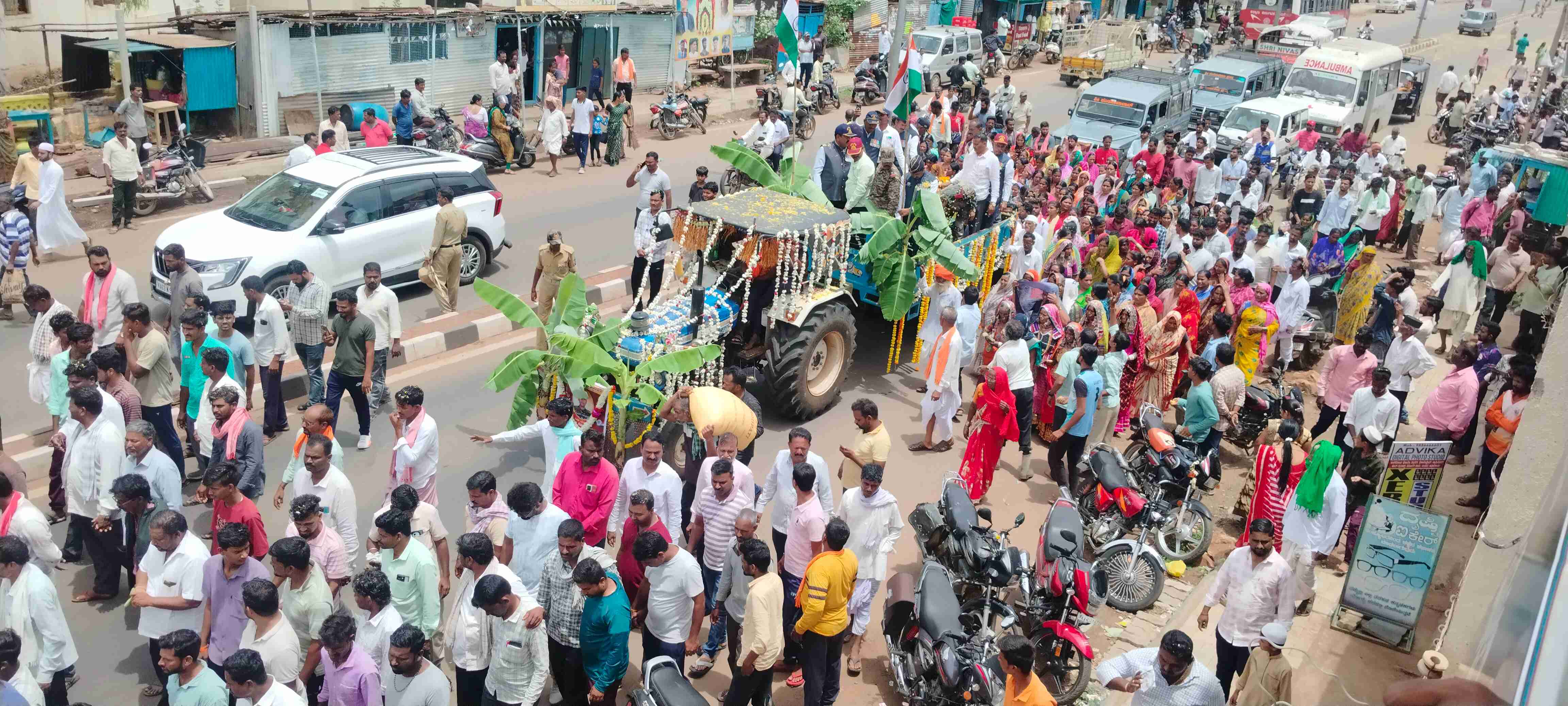 ಕೆರೂರ ಪಟ್ಟಣದಿಂದ ಚಿಂಚಲಕಟ್ಟಿ ಎಲ್‌ಟಿ ಗ್ರಾಮದವರೆಗೆ ಮೃತ ಯೋಧ ಉಪೇಂದ್ರ ಅವರ ಪಾರ್ಥಿವ ಶರೀರದ ಮೆರವಣಿಗೆ ಮಾಡಲಾಯಿತು