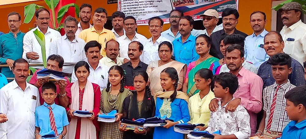 ಗುಲಾಬಿ ಹೂ, ಸಿಹಿ ನೀಡಿ ವಿದ್ಯಾರ್ಥಿಗಳನ್ನು ಸ್ವಾಗತಿಸಿದ ತಹಶೀಲ್ದಾರ್