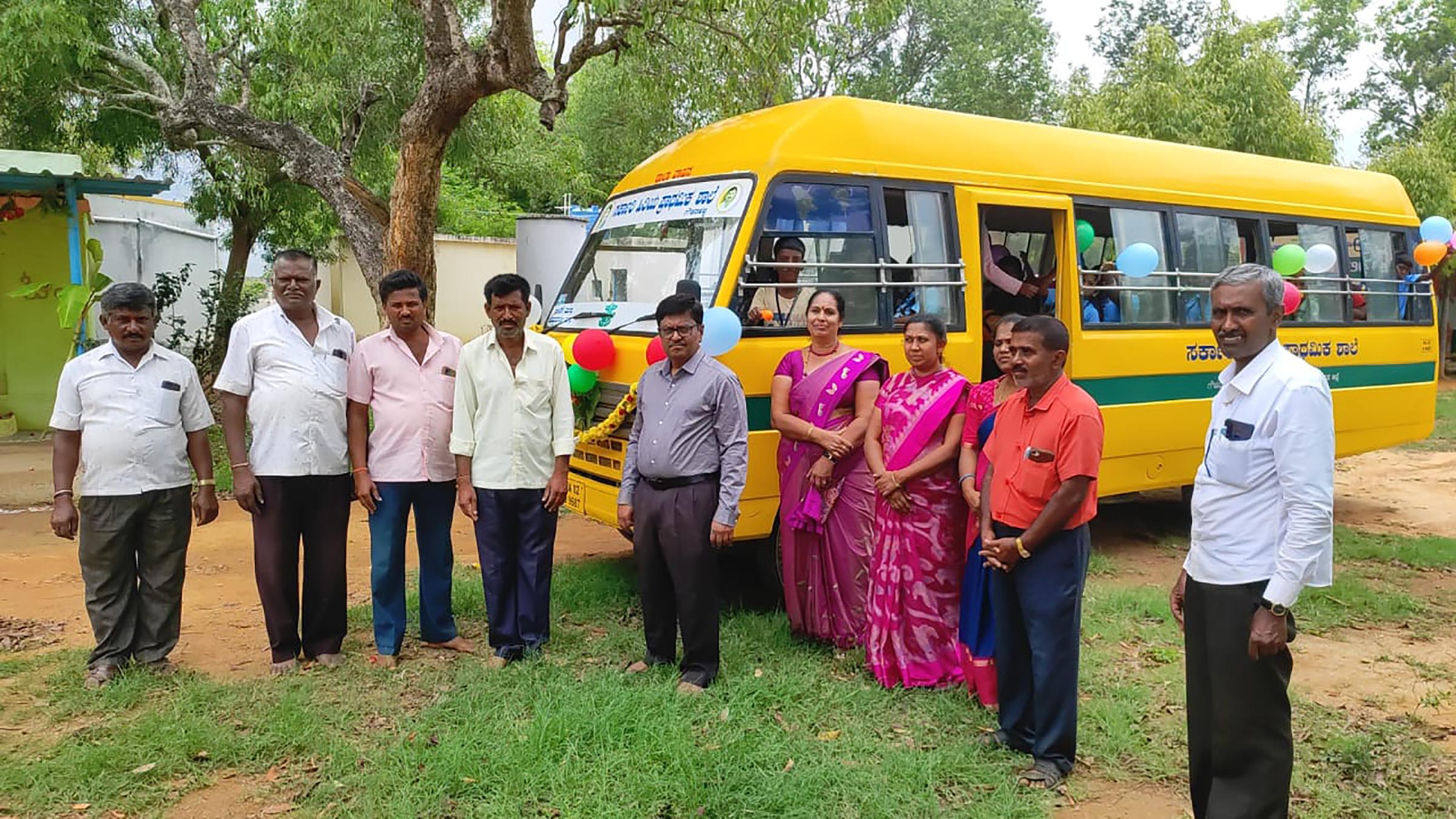 ಶಿಡ್ಲಘಟ್ಟ ತಾಲ್ಲೂಕಿನ ಗೌಡನಹಳ್ಳಿ ಸರ್ಕಾರಿ ಶಾಲೆಗೆ ಭೇಟಿ ನೀಡಿದ್ದ ಕ್ಷೇತ್ರ ಶಿಕ್ಷಣಾಧಿಕಾರಿ ನರೇಂದ್ರ ಕುಮಾರ್ ಅವರು ಶಾಲಾ ಬಸ್‌ಗೆ ಚಾಲನೆ ನೀಡಿದರು