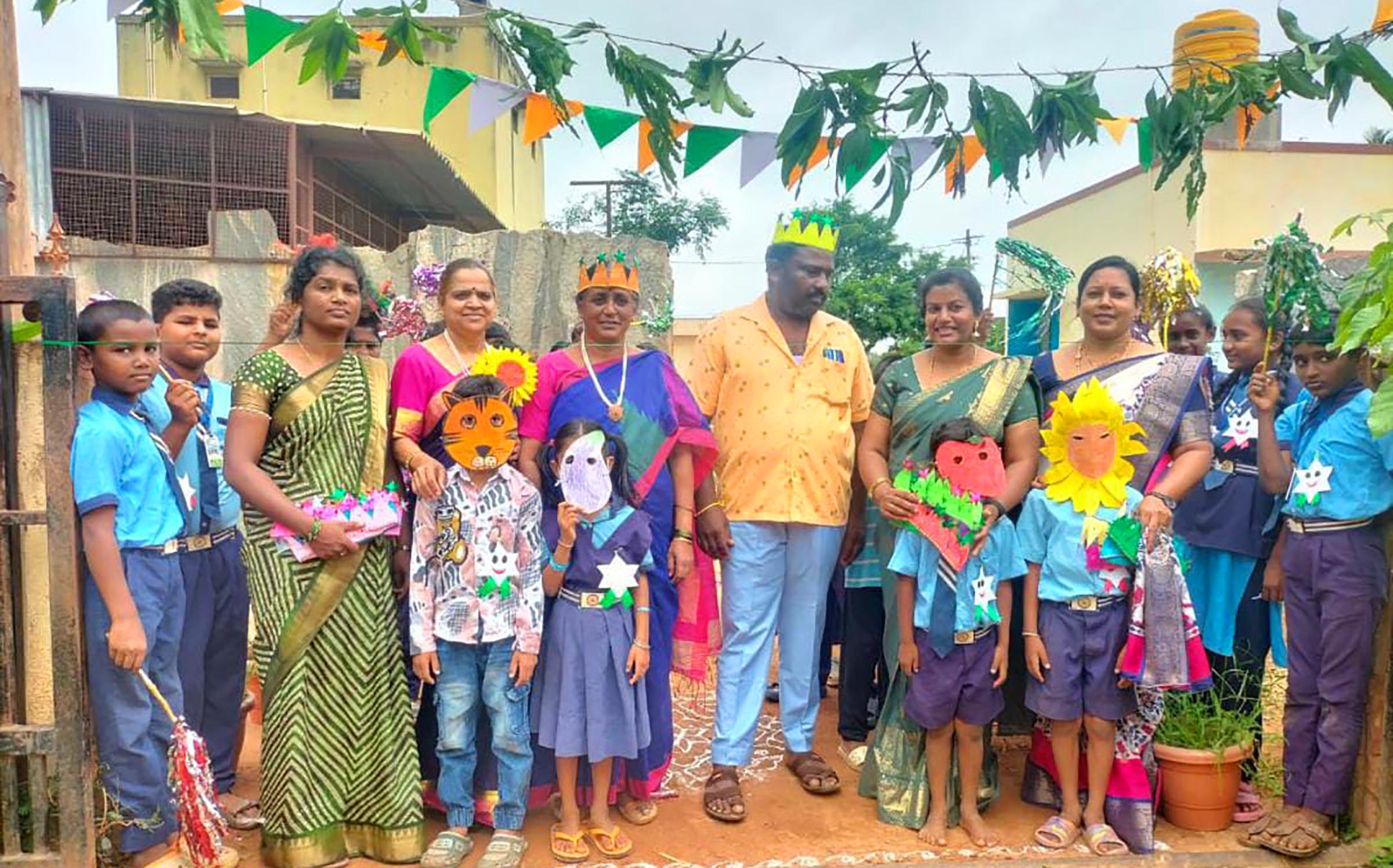 ಶಿಡ್ಲಘಟ್ಟ ತಾಲ್ಲೂಕಿನ ಹೊಸಪೇಟೆ ಸರ್ಕಾರಿ ಶಾಲೆಯಲ್ಲಿ ಮಕ್ಕಳು ತಾವೇ ಶಾಲೆಯಲ್ಲಿ ತಯಾರಿಸಿದ ಮುಖವಾಡಗಳನ್ನು ಧರಿಸಿ ಸಂಭ್ರಮಿಸಿದರು
