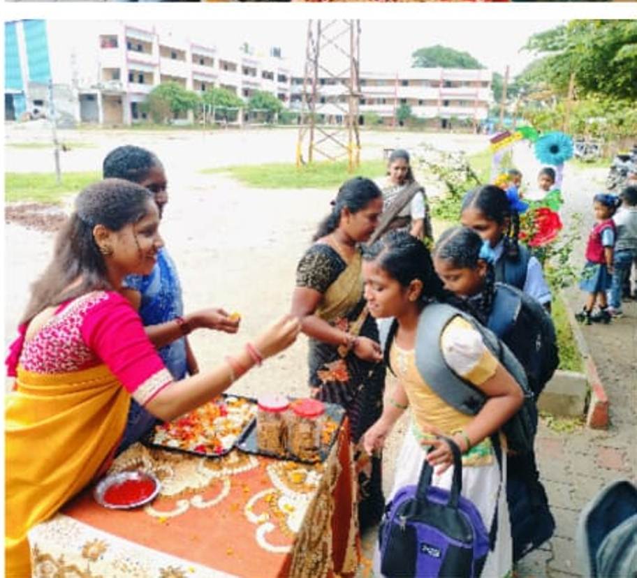 ಹುಣಸೂರು ನಗರದ ಶಾಸ್ತ್ರಿ ವಿದ್ಯಾಸಂಸ್ಥೆಯಲ್ಲಿ ಮಕ್ಕಳಿಗೆ ಶಿಕ್ಷಕರು ತಿಲಕವಿಟ್ಟು ಸ್ವಾಗತಿಸಿದರು