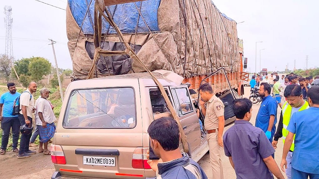 ಅಣ್ಣಿಗೇರಿ ಬಳಿ ನಿಂತಿದ್ದ ಲಾರಿಗೆ ಕಾರು ಡಿಕ್ಕಿ: ಮೈಸೂರು, ಬೆಂಗಳೂರಿನ ಮೂವರ ಸಾವು