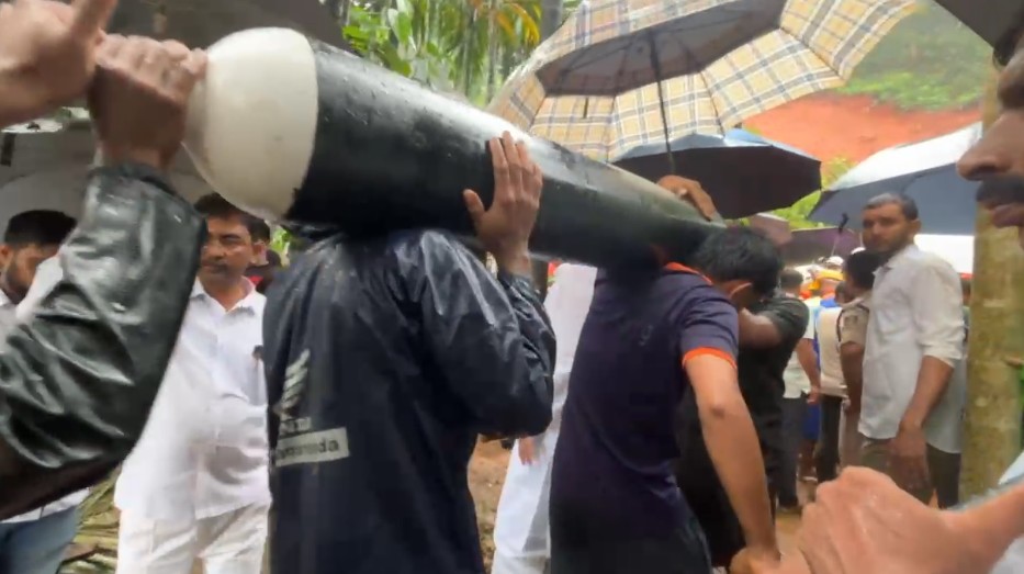 ಮೃತಪಟ್ಟ ಮಹಿಳೆಯನ್ನು ಪ್ರೇಮ(58) ಎಂದು ಗುರುತಿಸಲಾಗಿದೆ. ಅವರ ಪತಿ ಕಾಂತಪ್ಪ ಅವರು ಗಂಭೀರ ಗಾಯಗೊಂಡು ಆಸ್ಪತ್ರೆಗೆ ದಾಖಲಾಗಿದ್ದಾರೆ. 