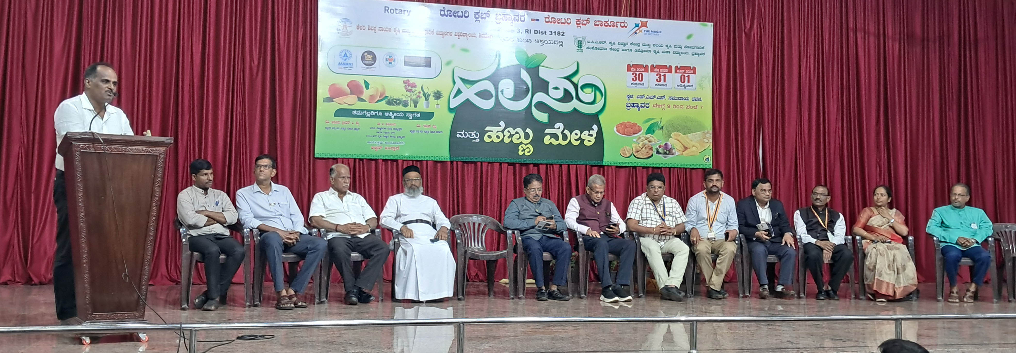 ಬ್ರಹ್ಮಾವರದಲ್ಲಿಶುಕ್ರವಾರ ಆರಂಭವಾದ ಹಲಸು ಮೇಳದ ಉದ್ಘಾಟನಾ ಸಮಾರಂಭದಲ್ಲಿ ರೋಟರಿಯ ದಿನೇಶ ನಾಯರಿ ಮಾತನಾಡಿದರು.