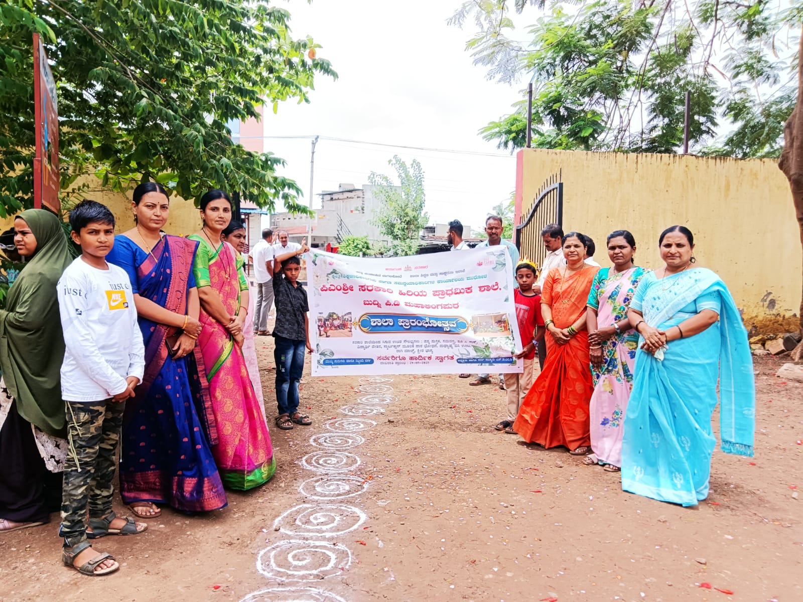 ಮಹಾಲಿಂಗಪುರದ ಬುದ್ನಿ ಪಿಡಿಯ ಸರ್ಕಾರಿ ಹಿರಿಯ ಪ್ರಾಥಮಿಕ ಶಾಲೆಯಲ್ಲಿ ಶಾಲಾ ಪ್ರಾರಂಭೋತ್ಸವ ಕಾರ್ಯಕ್ರಮ ನಡೆಯಿತು
