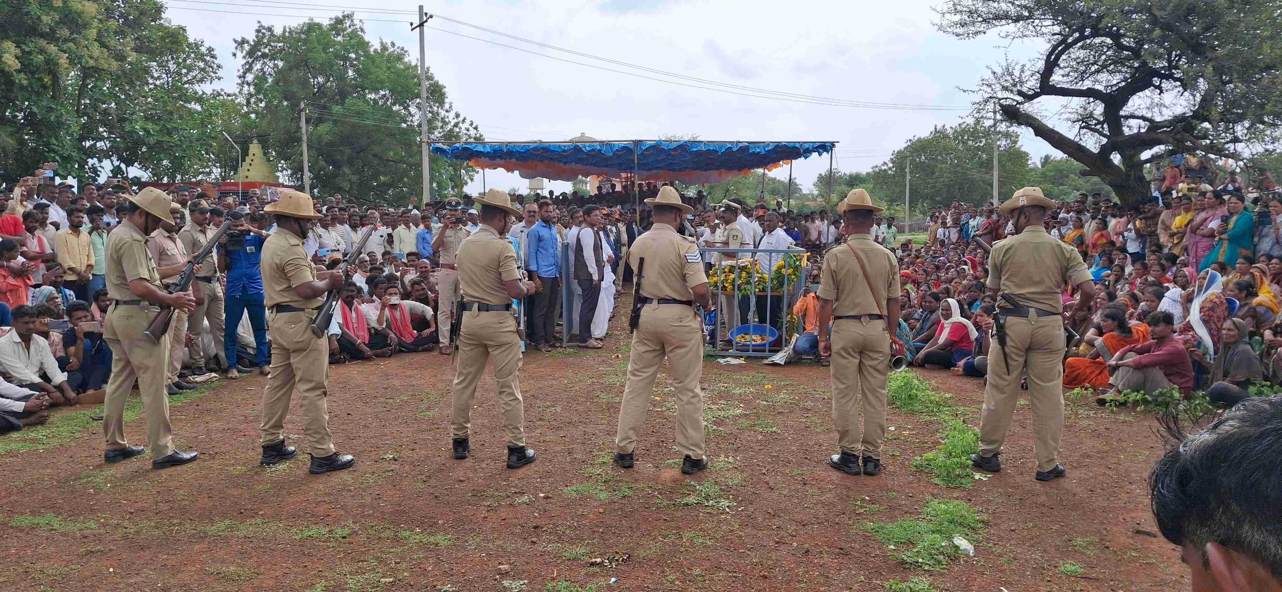 ಸಕಲ ಸರ್ಕಾರಿ ಗೌರವಗಳೊಂದಿಗೆ ಮೃತ ಯೋಧ ಉಪೇಂದ್ರ ಅವರ ಅಂತ್ಯಕ್ರಿಯೆ ನೆರವೇರಿತು.