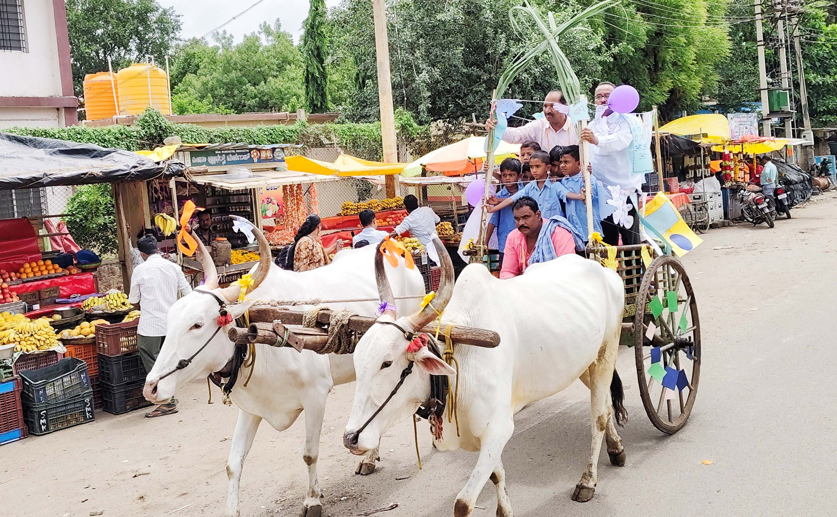 ಮೂಡಲಗಿಯಲ್ಲಿ ಶುಕ್ರವಾರ ಮಕ್ಕಳನ್ನು ಎತ್ತಿನ ಬಂಡಿಯಲ್ಲಿ ಕರೆತರುವುದರ ಮೂಲಕ ಶಾಲಾ ಪ್ರಾರಂಭೋತ್ಸವಕ್ಕೆ ಚಾಲನೆ ನೀಡಿದರು. 