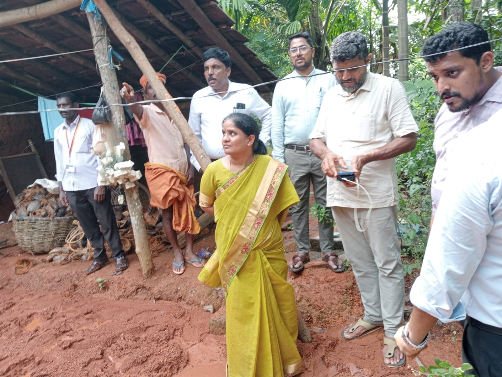 ತಣ್ಣೀರುಪಂತ ಗ್ರಾಮ ಪಂಚಾಯಿತಿ ವ್ಯಾಪ್ತಿಯ ಮುಗ್ಗ ಪರಿಶಿಷ್ಟ ಜಾತಿ ಕಾಲೊನಿ ಹಾಗೂ ಕರಾಯ ಕಡ್ತಿಮಾರು ಬಳಿ ಗುಡ್ಡ ಕುಸಿದ ಪ್ರದೇಶಕ್ಕೆ ಜಿಲ್ಲಾ ಪಂಚಾಯಿತಿ ಉಪ ಕಾರ್ಯದರ್ಶಿ ಜಯಲಕ್ಷ್ಮಿ ರಾಯಕೋಡ್ ತಹಶೀಲ್ದಾರ್ ಪೃಥ್ವಿ ಸಾನಿಕಂ ತಾಲ್ಲೂಕು ಪಂಚಾಯಿತಿ ಕಾರ್ಯನಿರ್ವಹಣಾಧಿಕಾರಿ ಭವಾನಿ ಶಂಕರ್ ಭೇಟಿ ನೀಡಿ ಪರಿಶೀಲಿಸಿದರು