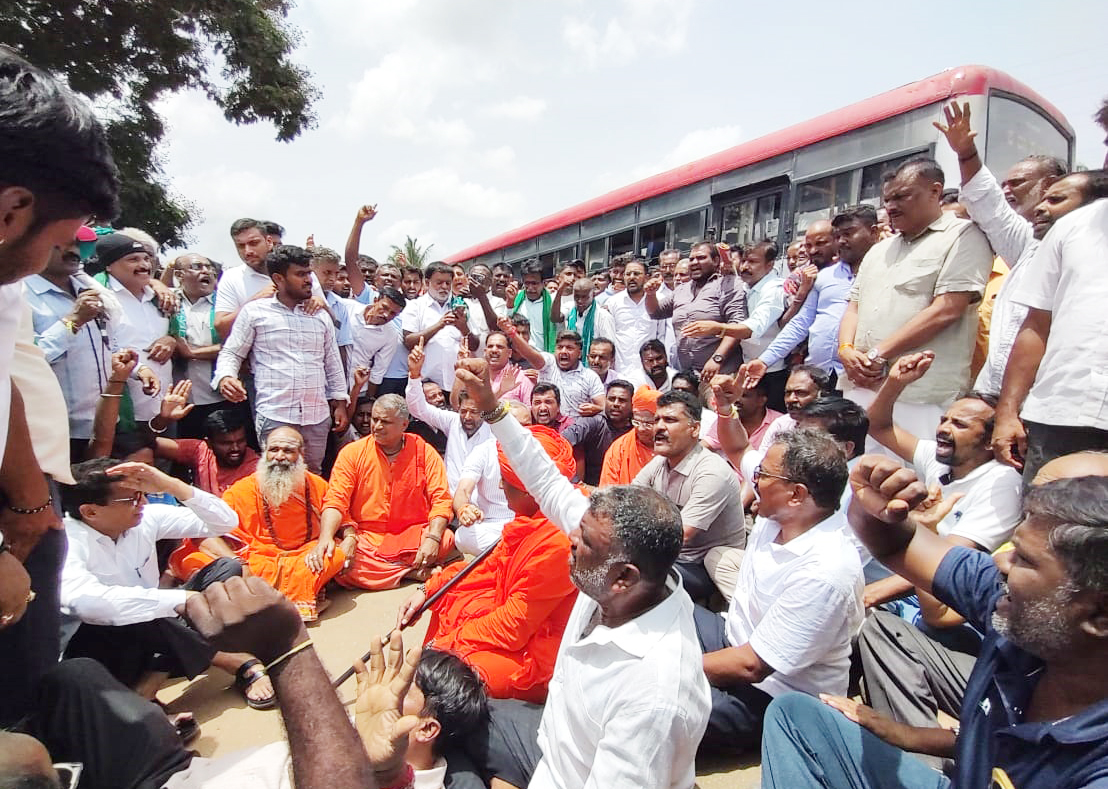 ನಿಟ್ಟೂರು ಬಳಿ ಹೆದ್ದಾರಿ ಬಂದ್‌ ಮಾಡಿ ಪ್ರತಿಭಟನೆ ನಡೆಸಿದ ವಿವಿಧ ಸಂಘಟನೆಗಳ ಪ್ರಮುಖರು    