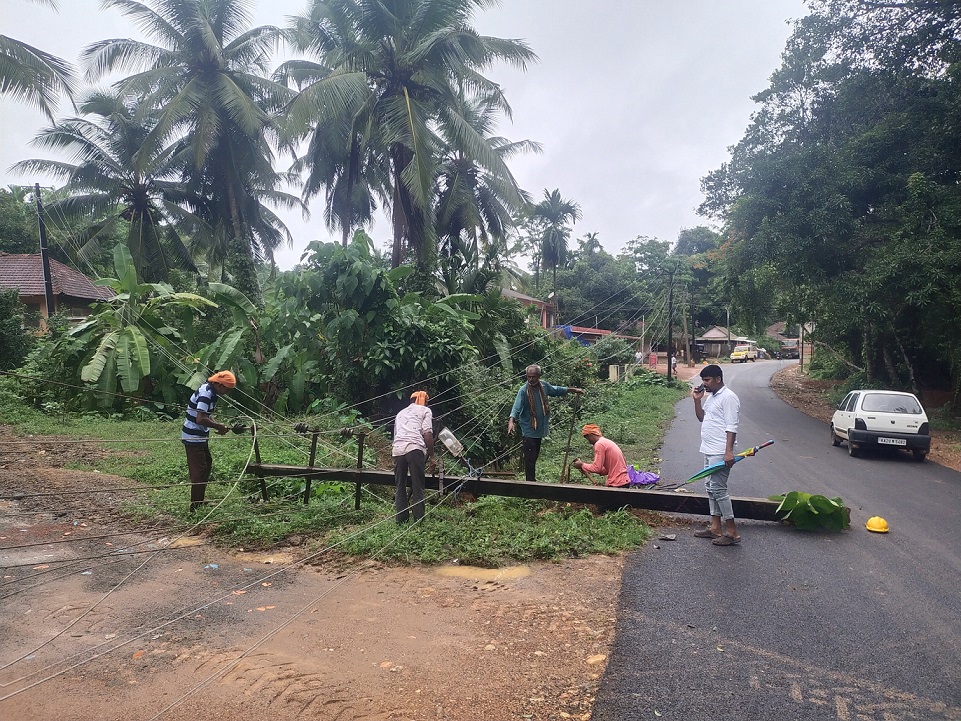 ಉಪ್ಪಿನಂಗಡಿ ಸಮೀಪದ ನೆಹರೂತೋಟ ಎಂಬಲ್ಲಿ ವಿದ್ಯುತ್ ಕಂಬ ರಸ್ತೆಗೆ ಬಿದ್ದಿದೆ