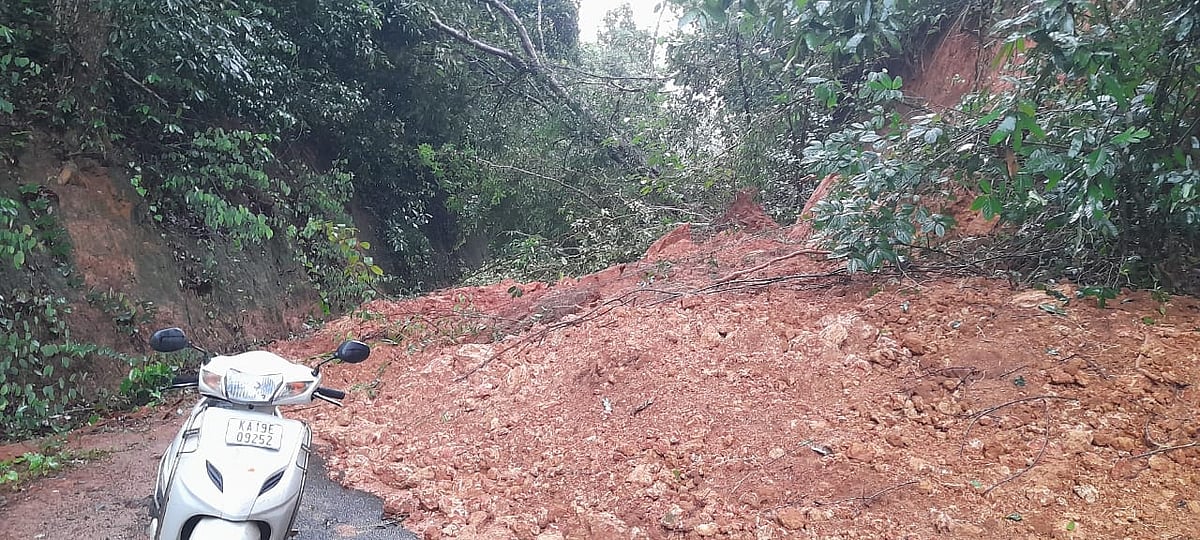 Mangaluru Rains | ಅವೈಜ್ಞಾನಿಕ ಕಾಮಗಾರಿಯಿಂದ ಗುಡ್ಡ ಕುಸಿತ ಆರೋಪ: ಠಾಣೆಗೆ ದೂರು