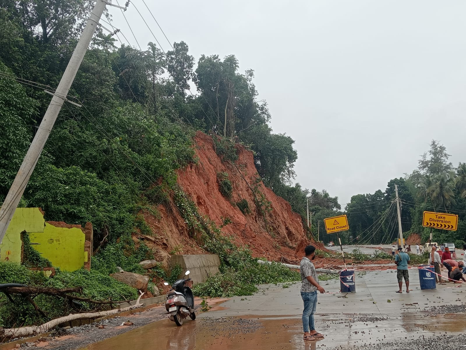 ಉಪ್ಪಿನಂಗಡಿ ಸಮೀಪದ ಕೂಟೇಲು ಎಂಬಲ್ಲಿ ರಾಷ್ಟ್ರೀಯ ಹೆದ್ದಾರಿಗೆ ಗುಡ್ಡ ಮರ ಬಿದ್ದಿದೆ