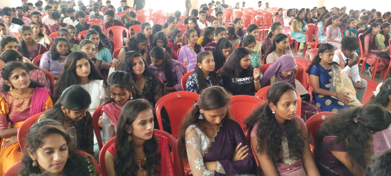 ಕುಶಾಲನಗರ ಸರ್ಕಾರಿ ಪ್ರಥಮ ದರ್ಜೆ ಕಾಲೇಜಿನಲ್ಲಿ ಶನಿವಾರ ಏರ್ಪಡಿಸಿದ್ದ ಕಾಲೇಜು ವಾರ್ಷಿಕೋತ್ಸವದಲ್ಲಿ ವಿದ್ಯಾರ್ಥಿಗಳುಉಪನ್ಯಾಸಕರು ಪಾಲ್ಗೊಂಡಿದ್ದರು.