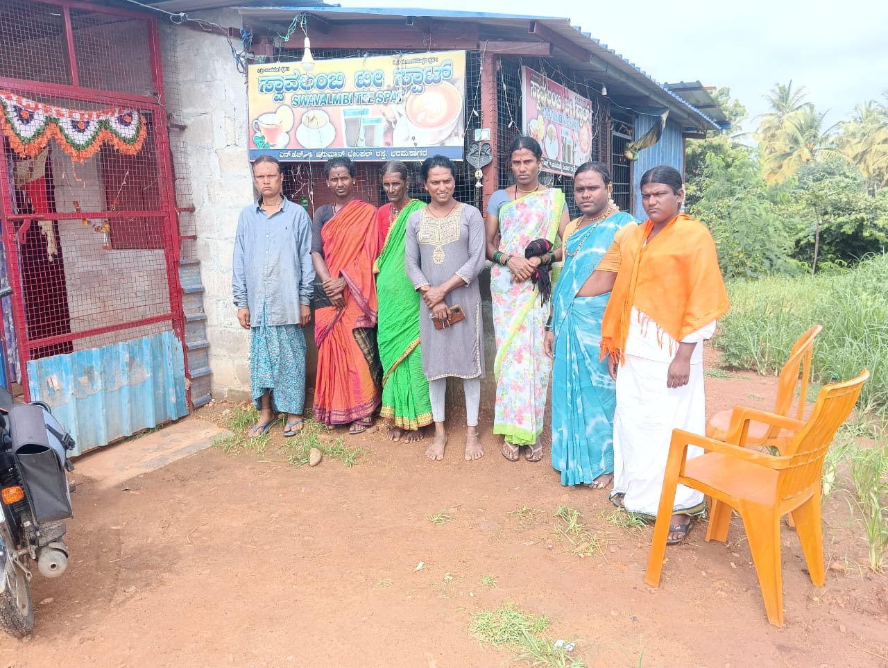 ಅರುಂಧತಿ ಟೀ ಸ್ಟಾಲ್‌ ಮುಂದೆ ಲಿಂಗತ್ವ ಅಲ್ಪಸಂಖ್ಯಾತರು 