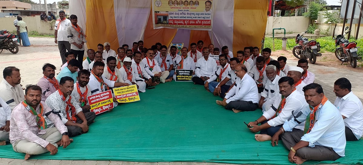 ‘ಜನೌಷಧಿ ಕೇಂದ್ರ ಮುಚ್ಚುವ ನಿರ್ಧಾರ ಖಂಡನೀಯ’: ಬಿಜೆಪಿ ಕಾರ್ಯಕರ್ತರ ಪ್ರತಿಭಟನೆ