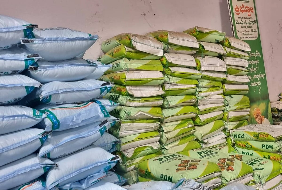 ದಾವಣಗೆರೆ: ರಸಗೊಬ್ಬರ ಮಾರಾಟ ಮಳಿಗೆಗೆ ಅಧಿಕಾರಿಗಳ ಭೇಟಿ, ಪರಿಶೀಲನೆ 