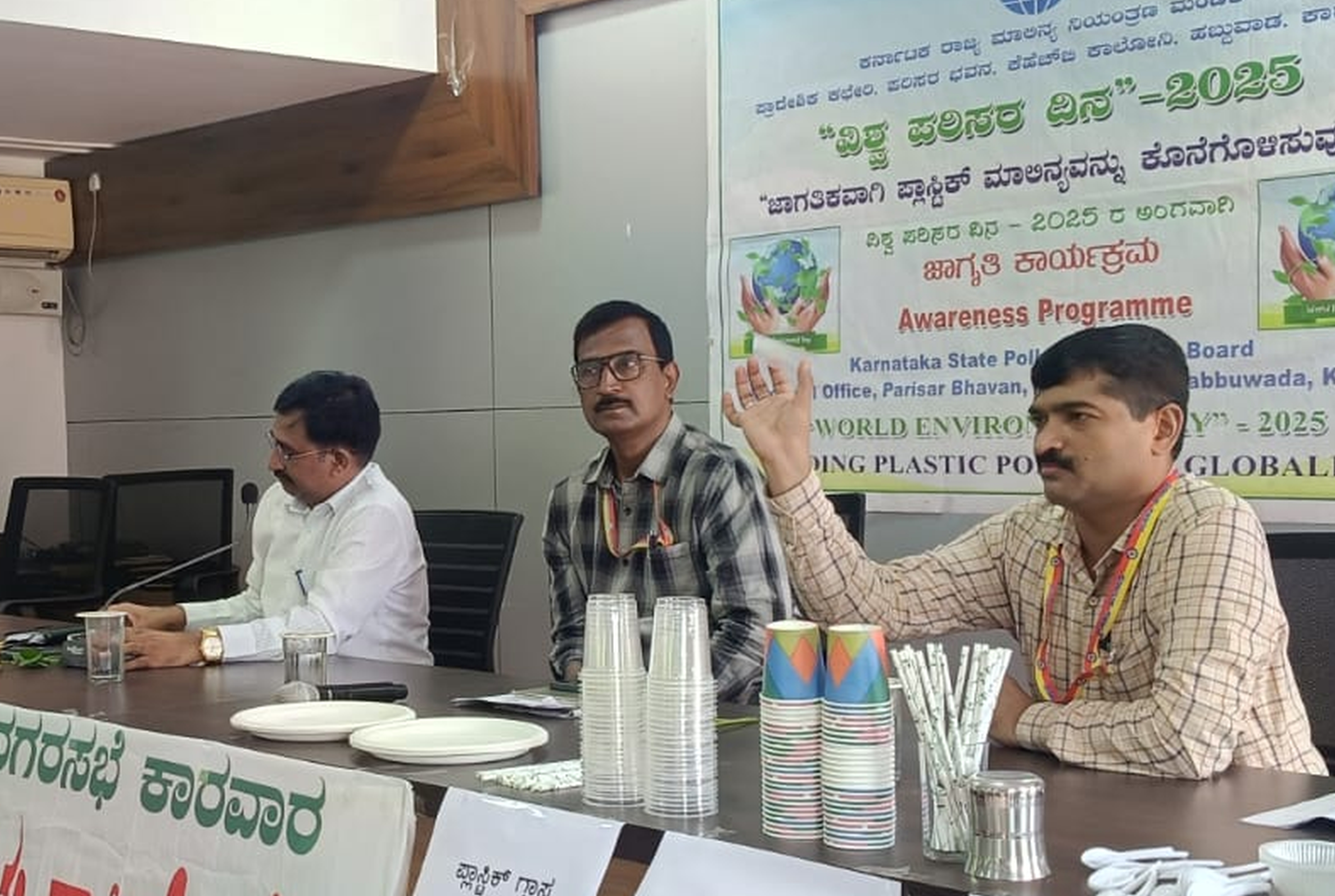 ಕಾರವಾರ ನಗರಸಭೆ ಸಭಾಂಗಣದಲ್ಲಿ ಪೌರಕಾರ್ಮಿಕರಿಗೆ ನಡೆದ ಕಾರ್ಯಾಗಾರದಲ್ಲಿ ಕರ್ನಾಟಕ ರಾಜ್ಯ ಮಾಲಿನ್ಯ ನಿಯಂತ್ರಣ ಮಂಡಳಿಯ ಉಪ ಪರಿಸರ ಅಧಿಕಾರಿ ಗಣಪತಿ ಹೆಗಡೆ ಮಾತನಾಡಿದರು.