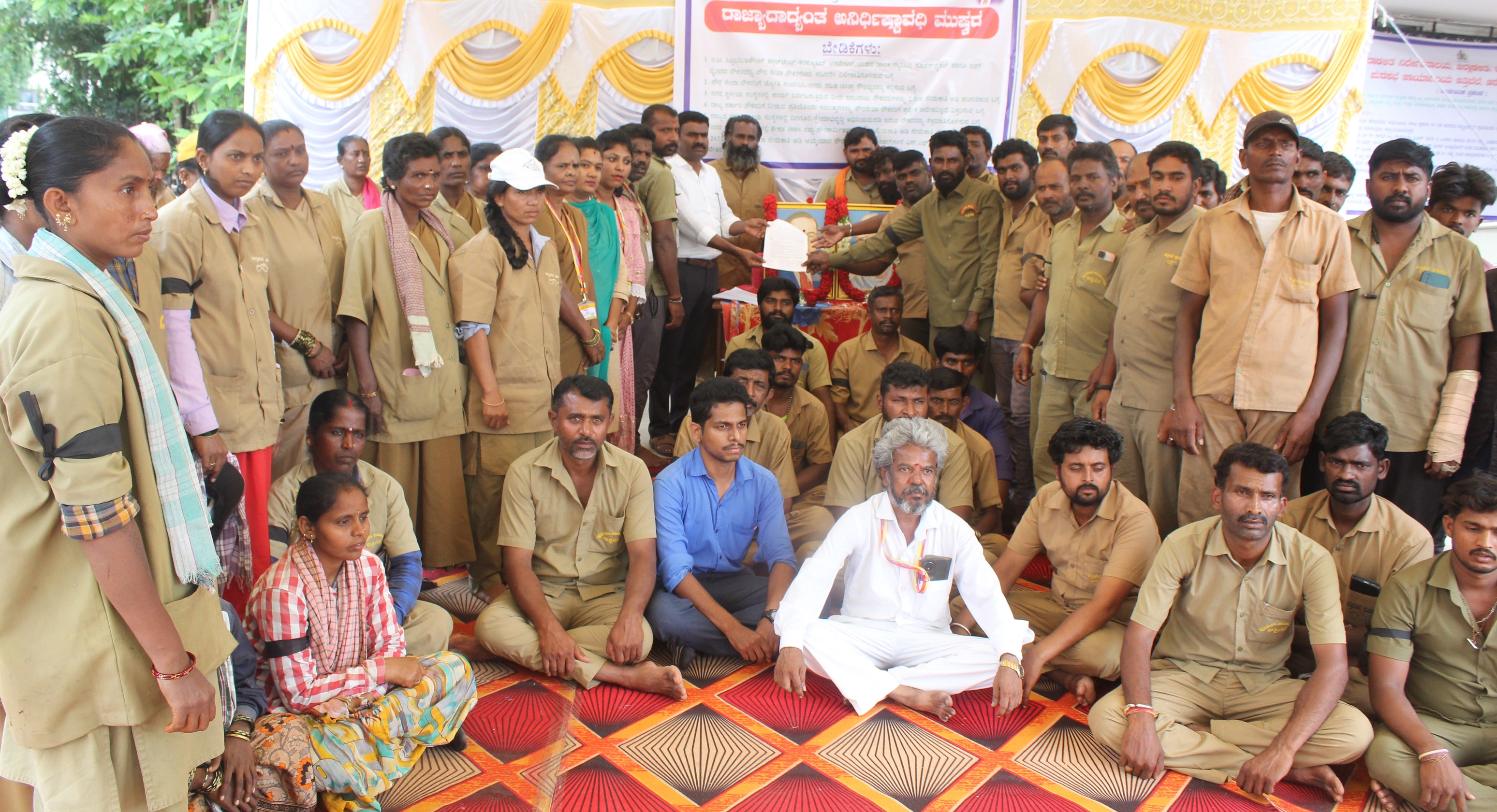 ಆನೇಕಲ್ ತಾಲ್ಲೂಕಿನ ಅತ್ತಿಬೆಲೆ ಪುರಸಭೆ ವ್ಯಾಪ್ತಿಯಲ್ಲಿ ವಿವಿಧ ಬೇಡಿಕೆಗಳ ಈಡೇರಿಕೆಗೆ ಒತ್ತಾಯಿಸಿ ಪೌರ ಕಾರ್ಮಿಕರು ಪ್ರತಿಭಟನೆ ನಡೆಸಿ ಪುರಸಭೆಯ ವ್ಯವಸ್ಥಾಪಕ ನಂಜುಂಡಸ್ವಾಮಿ ಅವರಿಗೆ ಮನವಿ ಪತ್ರ ಸಲ್ಲಿಸಿದರು
