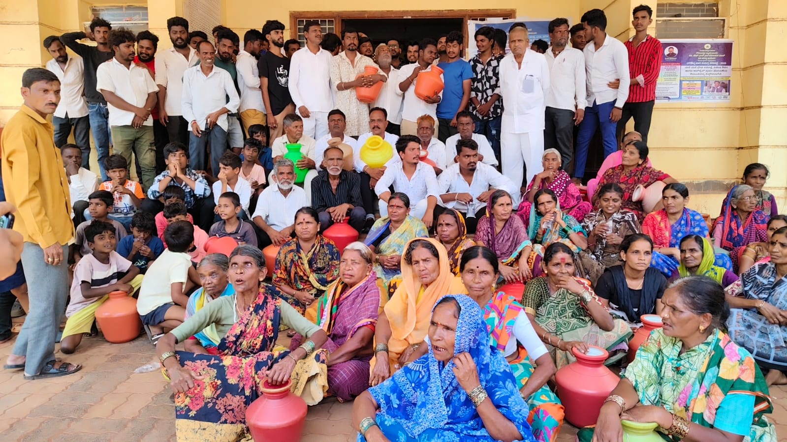 ಹುಮನಾಬಾದ್ ಪಟ್ಟಣದ ಪುರಸಭೆ ಎದುರುಗಡೆ ಇಂದಿರಾನಗರ ಬಡಾವಣೆಯ ಜನರು ಬಿಂದಿಗೆ ಹಿಡಿದು ಪ್ರತಿಭಟನೆ ನಡೆಸಿದರು