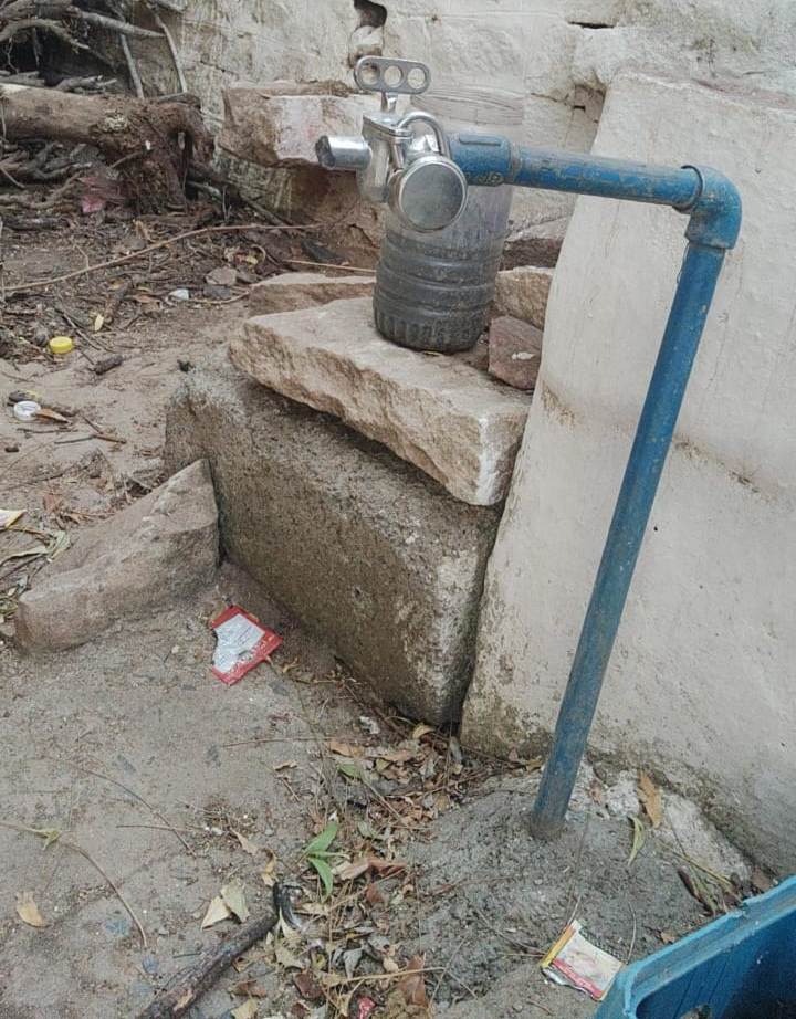 ಗುಳೇದಗುಡ್ಡದ ವಾರ್ಡ್‌ ಒಂದರಲ್ಲಿ ರಸ್ತೆಗೆ ನೀರು ಹರಿ ಬಿಡುವ ನಲ್ಲಿ ಗುರುತಿಸಿ ಕೀಲಿ ಹಾಕಲಾಗಿದೆ