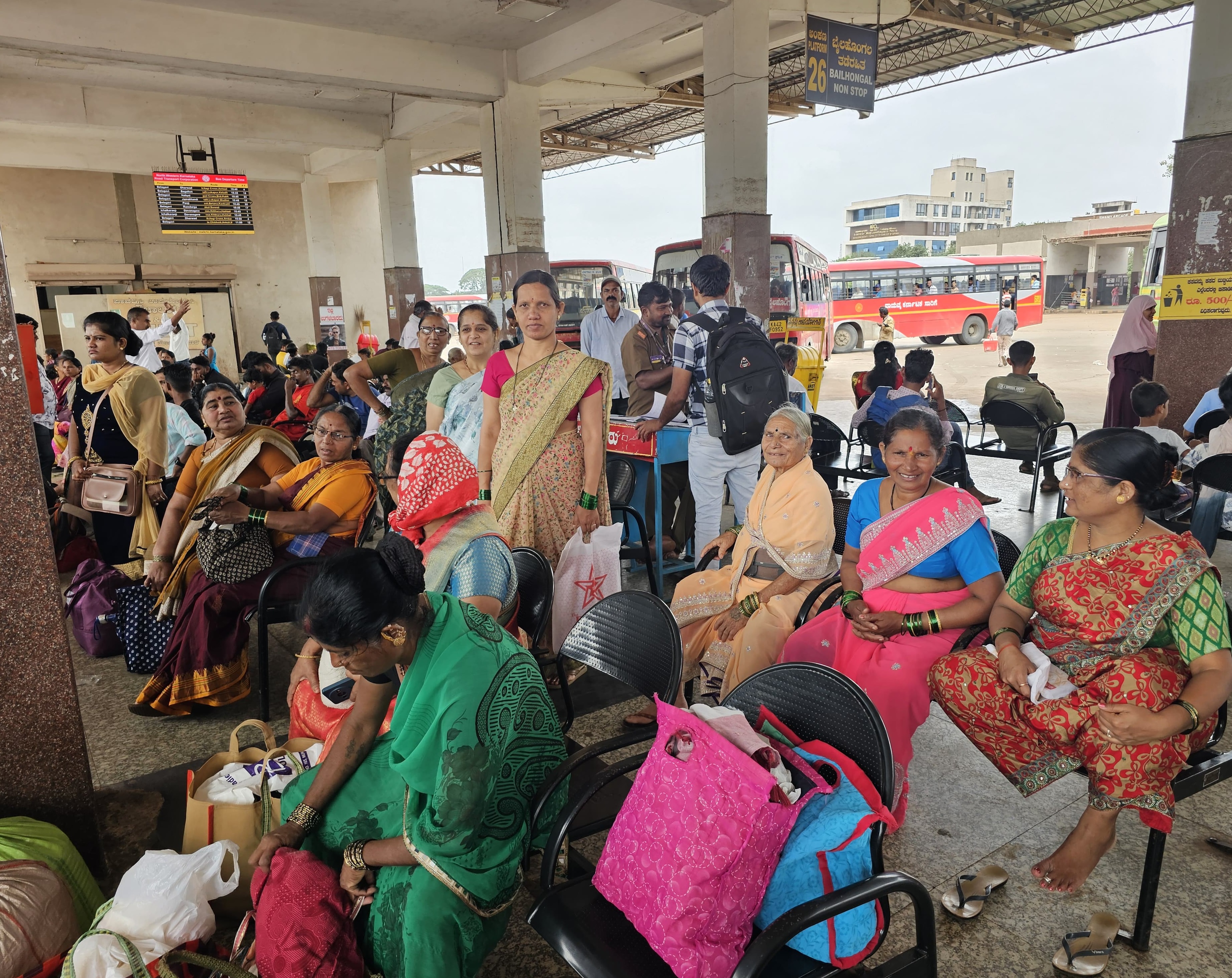 ಬೆಳಗಾವಿ ಕೇಂದ್ರೀಯ ಬಸ್‌ ನಿಲ್ದಾಣದ ಪ್ಲಾಟ್‌ಫಾರಂನಲ್ಲಿ ಮಹಿಳೆಯರು ಕುಳಿತಿರುವುದು ಪ್ರಜಾವಾಣಿ ಚಿತ್ರ: ಏಕನಾಥ ಅಗಸಿಮನಿ