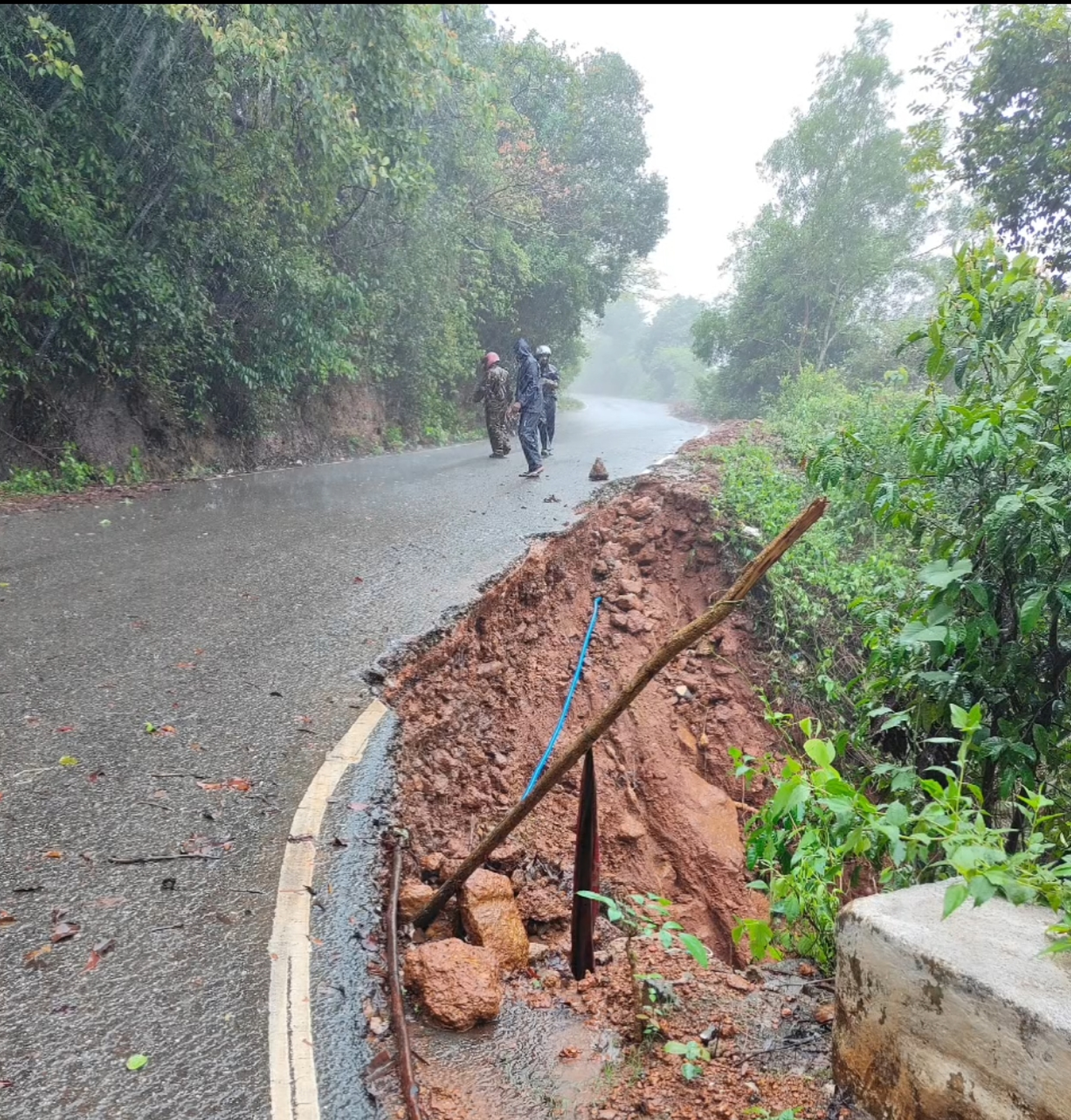 ಕುಮಟಾ ತಾಲ್ಲೂಕಿನ ಖೈರೆ ಬಳಿ ಕಾರವಾರ–ಶಿರಸಿ ಹೆದ್ದಾರಿಯ ಅಂಚಿನಲ್ಲಿ ಕುಸಿತ ಸಂಭವಿಸಿರುವುದು.