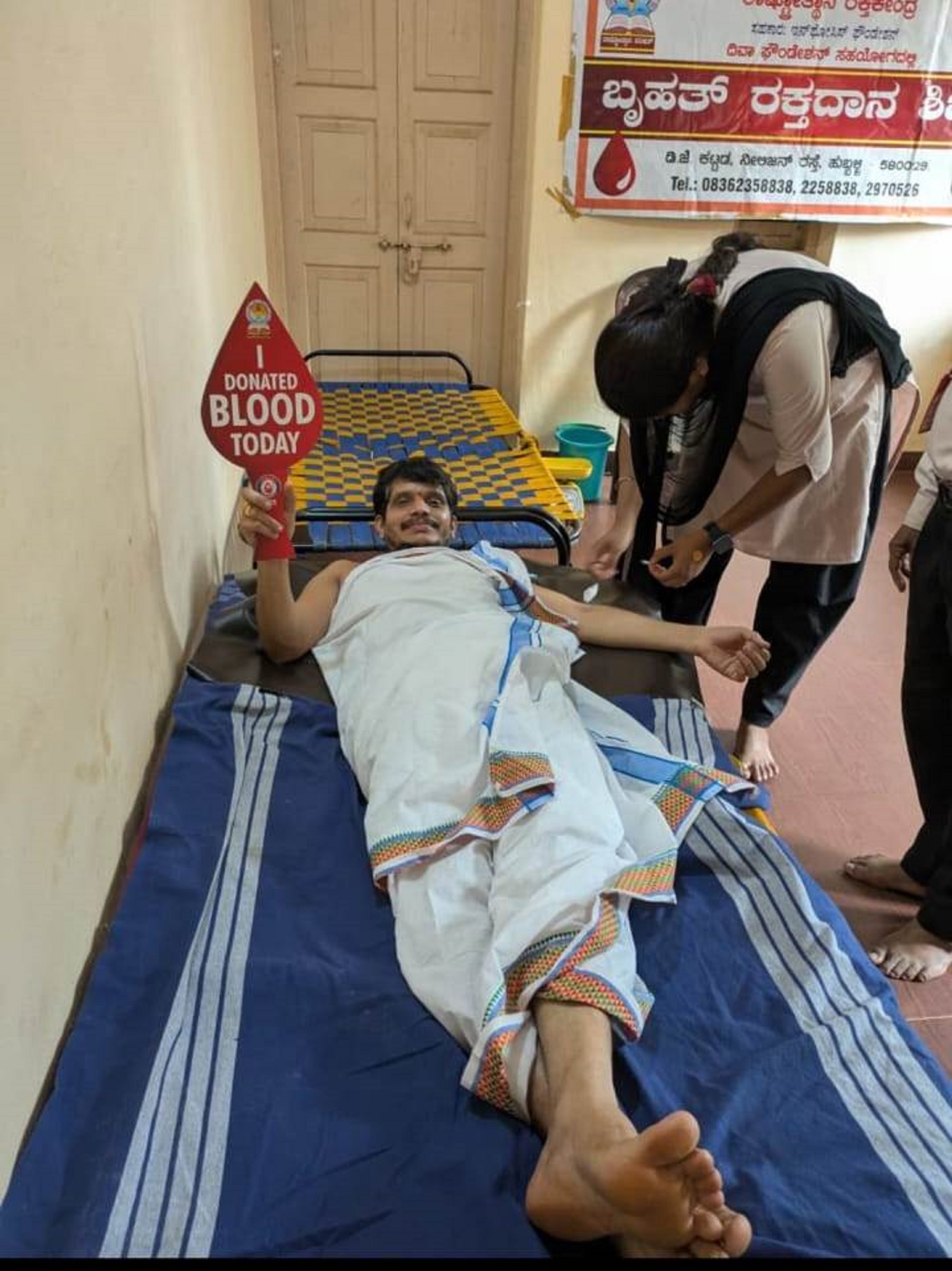 ಗೋಕರ್ಣದಲ್ಲಿ ರಾಷ್ಟ್ರೋತ್ಥಾನ ರಕ್ತ ಕೇಂದ್ರ ಹುಬ್ಬಳ್ಳಿ ಇವರ ಸಹಯೋಗದೊಂದಿಗೆ ನಡೆದ ರಕ್ತದಾನ ಶಿಬಿರದಲ್ಲಿ ರಕ್ತದಾನ ಮಾಡಿದ ಸಂಸ್ಕೃತ ಕಾಲೇಜಿನ ಪ್ರಾಚಾರ್ಯ ಮಂಜುನಾಥ ಭಟ್