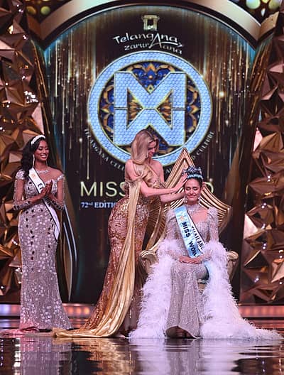 ಒಪಾಲ್ ಸುಚಾತಾ ಚೌಂಗಶ್ರೀ ಅವರಿಗೆ ಮಾಜಿ ವಿಶ್ವ ಸುಂದರಿ ಜೆಕ್ ಗಣರಾಜ್ಯದ ಕ್ರಿಸ್ಟಿನಾ ಪಿಸ್ಕೋವಾ ಕಿರೀಟ ತೊಡಿಸಿದರು