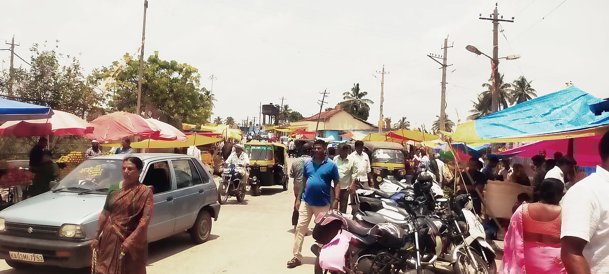 ಬೇಲೂರು: ಶಿಲ್ಪಕಲೆಯ ತವರಿನಲ್ಲಿ ಸಂತೆಗಿಲ್ಲ ಶಾಶ್ವತ ಸ್ಥಳ