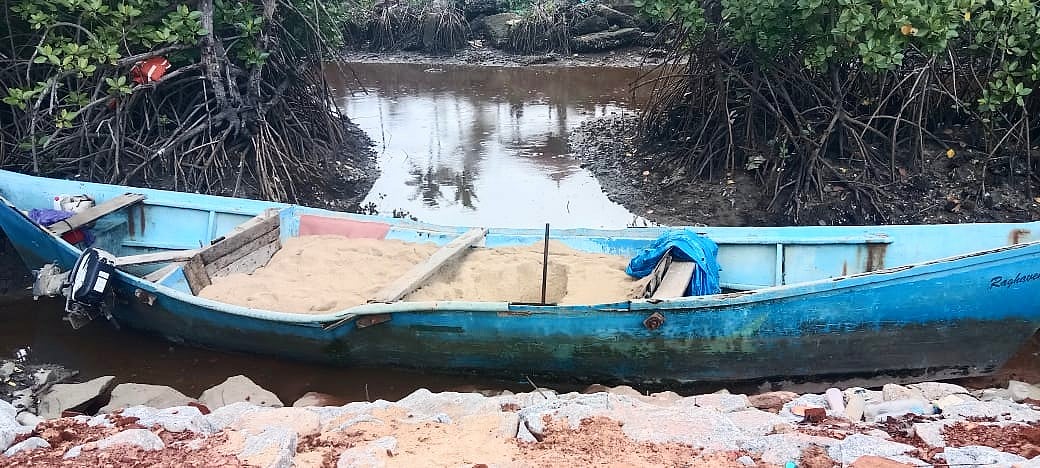 ಕುಂದಾಪುರ: ಅಕ್ರಮ ಮರಳು ಸಾಗಾಣ; ದೋಣಿ ವಶಕ್ಕೆ ಪಡೆದ ಪೊಲೀಸರು