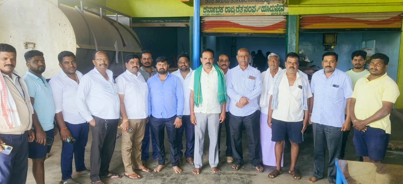 ತುಮಕೂರಿನಲ್ಲಿ ಹೇಮಾವತಿ ಎಕ್ಸ್‌ಪ್ರೆಸ್‌ ಕೆನಾಲ್ ವಿರೋಧ ಹಿನ್ನಲೆಯಲ್ಲಿ ಸೋಮವಾರ ಕಾಮಗಾರಿ ಸ್ಥಳಕ್ಕೆ ರೈತ ಸಂಘದ ಅಧ್ಯಕ್ಷ‌ ಗೋವಿಂದರಾಜು ನೇತೃತ್ವದಲ್ಲಿ ಭೇಟಿ ಹಿನ್ನಲೆ ರೈತ ಮುಖಂಡ ಸಭೆ ನಡೆಸಲಾಯಿತು.