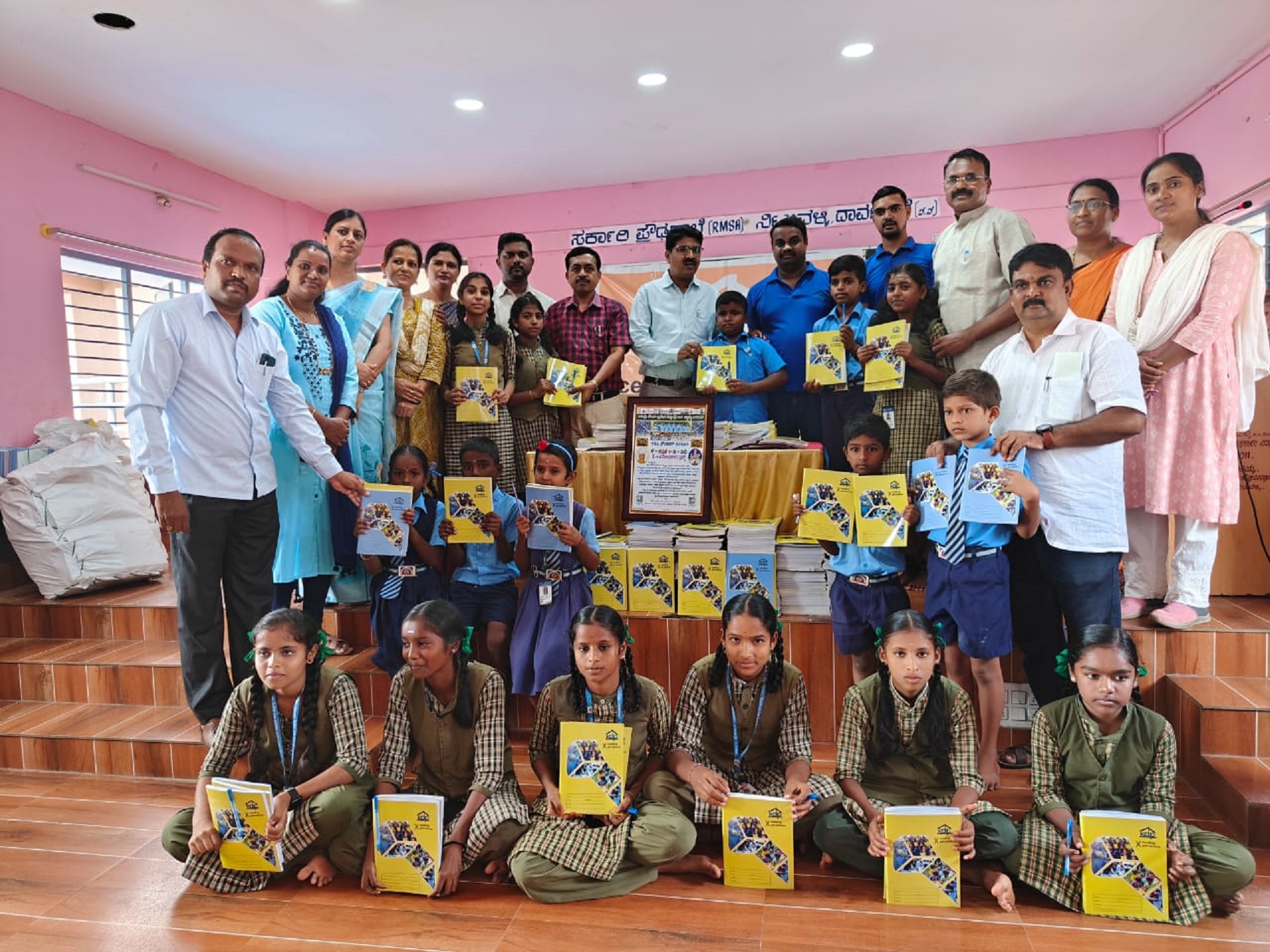 ದಾವಣಗೆರೆಯ ನಿಟುವಳ್ಳಿಯಲ್ಲಿನ ಪಿಎಂಶ್ರೀ ಸರ್ಕಾರಿ ಪ್ರೌಢಶಾಲೆಯ ವಿದ್ಯಾರ್ಥಿಗಳಿಗೆ ಸ್ವಯಂಸೇವಾ ಸಂಸ್ಥೆಯೊಂದು ಲೇಖನ ಸಾಮಗ್ರಿ ವಿತರಿಸಿರುವುದು