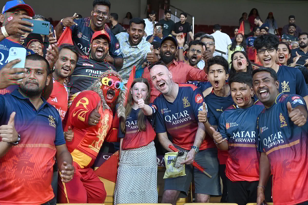 IPL Final | ಮುಗಿಲುಮುಟ್ಟಿದ ಹುಮ್ಮಸ್ಸು: ಅಹಮದಾಬಾದಿಗೆ ಹೊರಟ RCB ಅಭಿಮಾನಿಗಳು