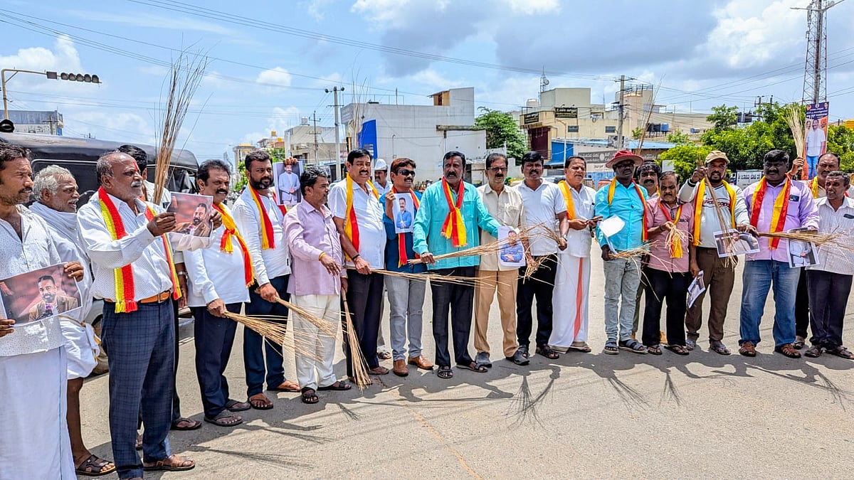 ಚಾಮರಾಜನಗರ: ಕಮಲ್ ಹಾಸನ್ ವಿರುದ್ಧ ಪೊರಕೆ ಪ್ರತಿಭಟನೆ