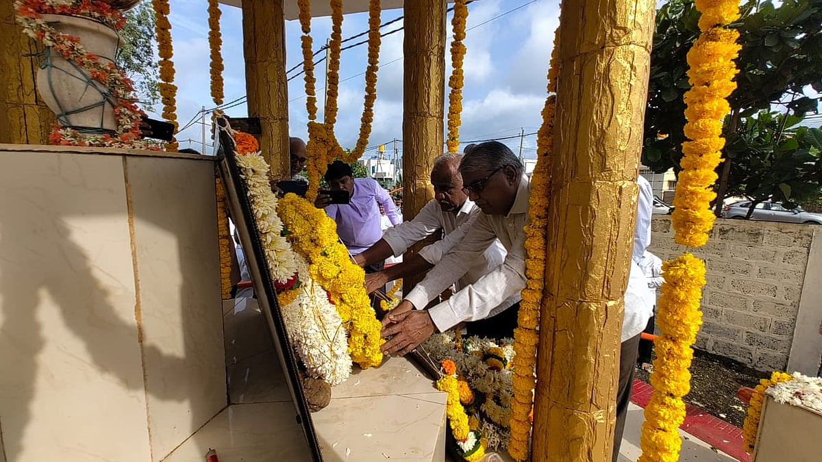 ಬೆಳಗಾವಿ: ಗೋಲಿಬಾರ್‌ನಲ್ಲಿ ಮೃತಪಟ್ಟವರಿಗೆ
ಎಂಇಎಸ್‌ನಿಂದ ಶ್ರದ್ಧಾಂಜಲಿ 