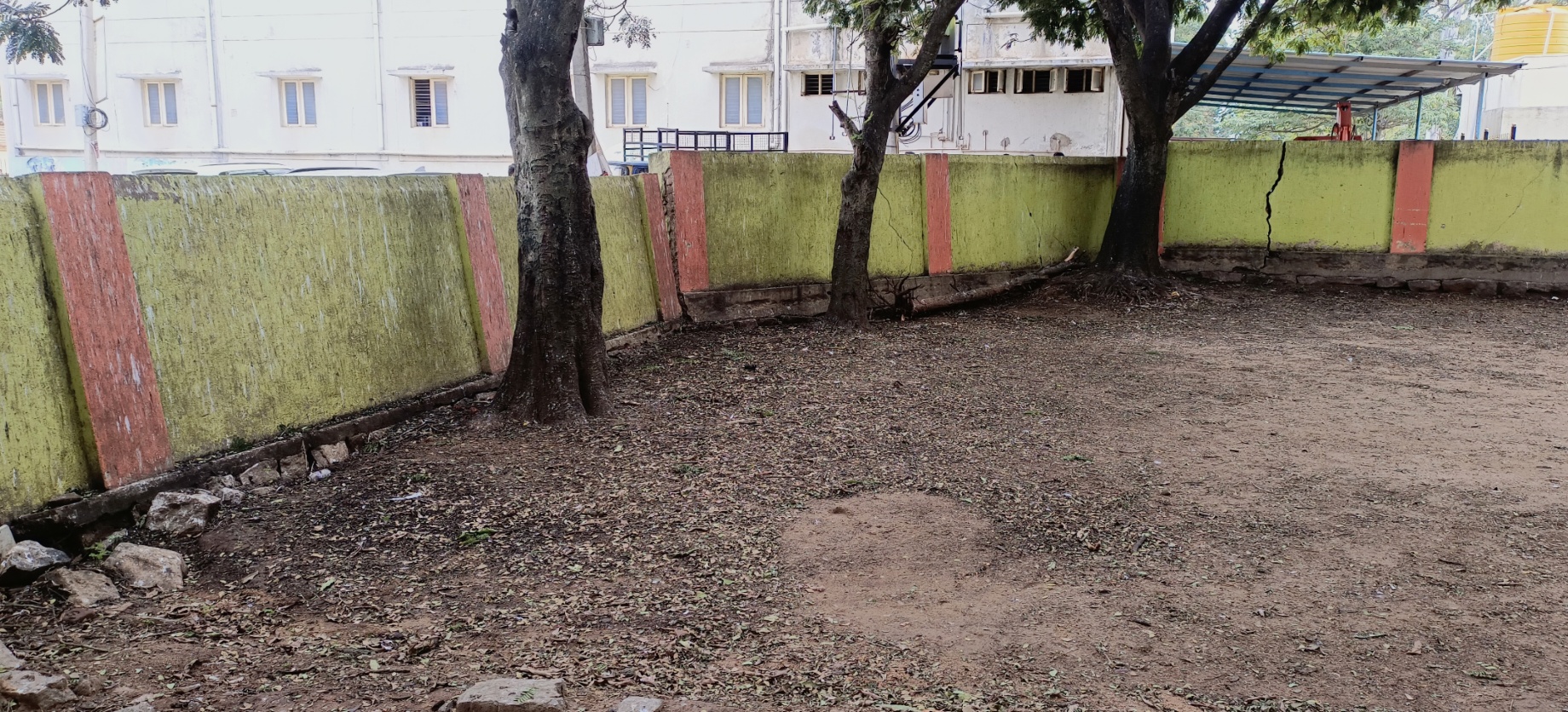 ಸರ್ಕಾರಿ ಶಾಲೆ ಕಾಂಪೌಂಡ್ ಬಿಳುವ ಸ್ಥಿತಿಯಲ್ಲಿರುವುದು