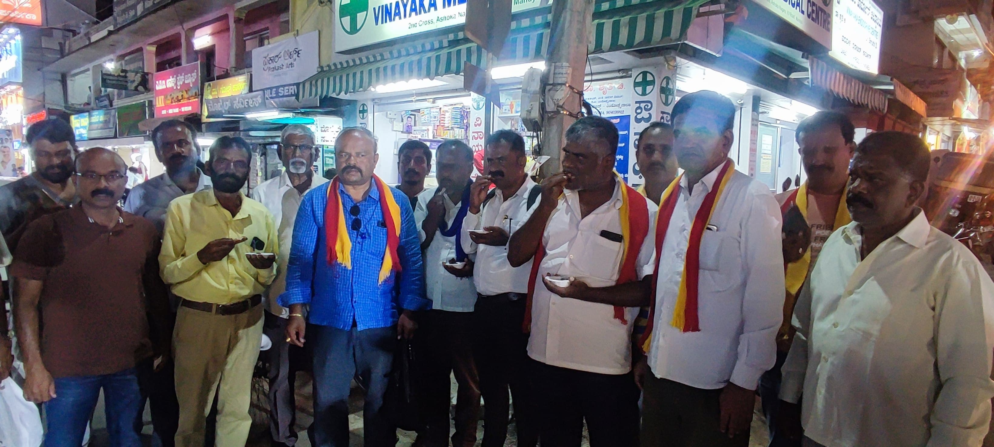 ಮಹೇಶ್‌ ಜೋಶಿ ಅವರಿಗೆ ನೀಡಿದ್ದ ರಾಜ್ಯ ಸಚಿವ ಸ್ಥಾನ ಮತ್ತು ವಿಶೇಷ ಸವಲತ್ತುಗಳನ್ನು ಸರ್ಕಾರ ಹಿಂದಕ್ಕೆ ಪಡೆದಿರುವುದನ್ನು ಸ್ವಾಗತಿಸಿದ ಮಂಡ್ಯ ಬಾಡೂಟ ಬಳಗದ ಕಾರ್ಯಕರ್ತರು ನಗರದಲ್ಲಿ ಚಿಕನ್‌ ಕಬಾಬ್‌ ಹಂಚಿಕೊಳ್ಳುವ ಮೂಲಕ ಸಂಭ್ರಮಿಸಿದರು