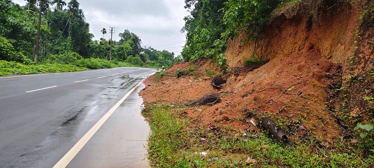 ಬೆಳ್ತಂಗಡಿ: ಗುರುವಾಯನಕೆರೆ- ಕಾರ್ಕಳ ರಾಜ್ಯ ಹೆದ್ದಾರಿಯಲ್ಲಿ ತೆರವುಗೊಳ್ಳದ ಮಣ್ಣು 