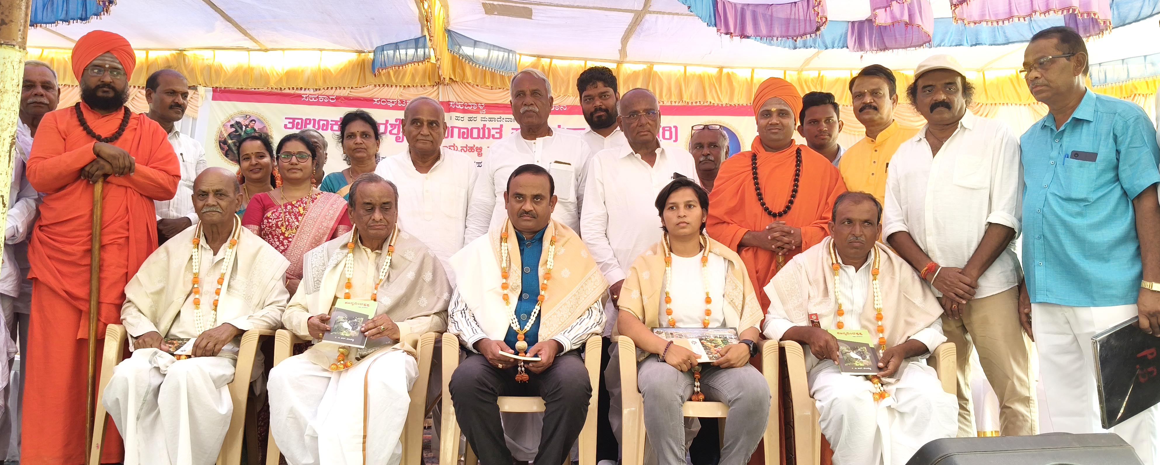 ಹಗರಿಬೊಮ್ಮನಹಳ್ಳಿಯಲ್ಲಿ ವೀರಶೈವ ಲಿಂಗಾಯತ ಪಂಚಮಸಾಲಿ ಸಂಘದಿಂದ ಹಮ್ಮಿಕೊಂಡಿದ್ದ ಕಾರ್ಯಕ್ರಮದಲ್ಲಿ ಲೋಕಾಯುಕ್ತ ಸಿಪಿಐ ಎಚ್.ಗುರುಬಸವರಾಜ ಸೇರಿದಂತೆ ಊದು ಜನರನ್ನು ಸನ್ಮಾನಿಸಲಾಯಿತು