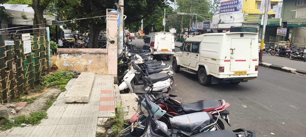 ಸೂರಜ್‌ ಮಲ್‌ ವೃತ್ತದಲ್ಲಿ ಫುಟ್‌ಪಾತ್‌ ಮೇಲೆ ನಿಲ್ಲಿಸಲಾಗಿರುವ ಬೈಕ್‌ ಗಳು